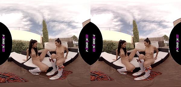  PORNBCN 4K VR | Cosplay lesbico de colegialas cachondas follandose hardcore con un arnes, haciendo tijeras, pussy liquing orgasmos y squirting. Julia de Lucia y la jovencita Mia Navarro porno español en realidad virtual spanish latina latino